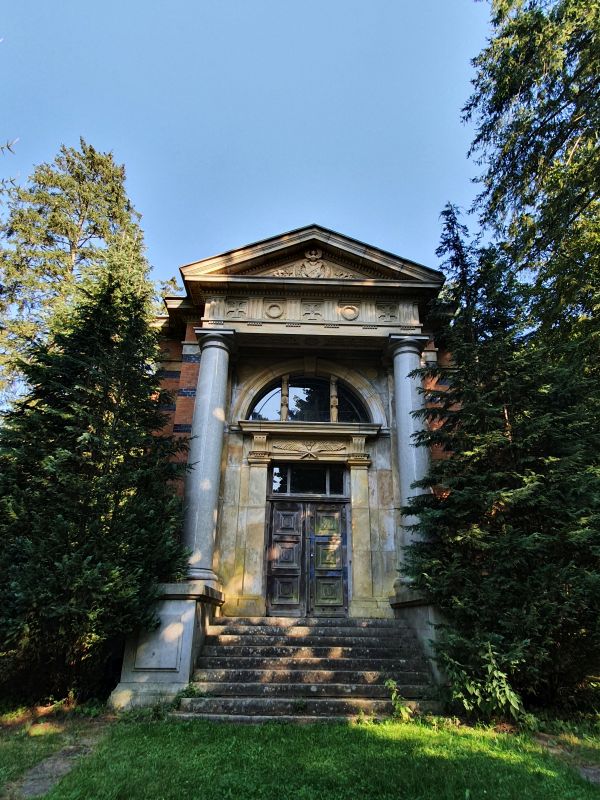 Schlosspark Kaarz, Mausoleum